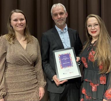 To kvinner og en mann på en scene.