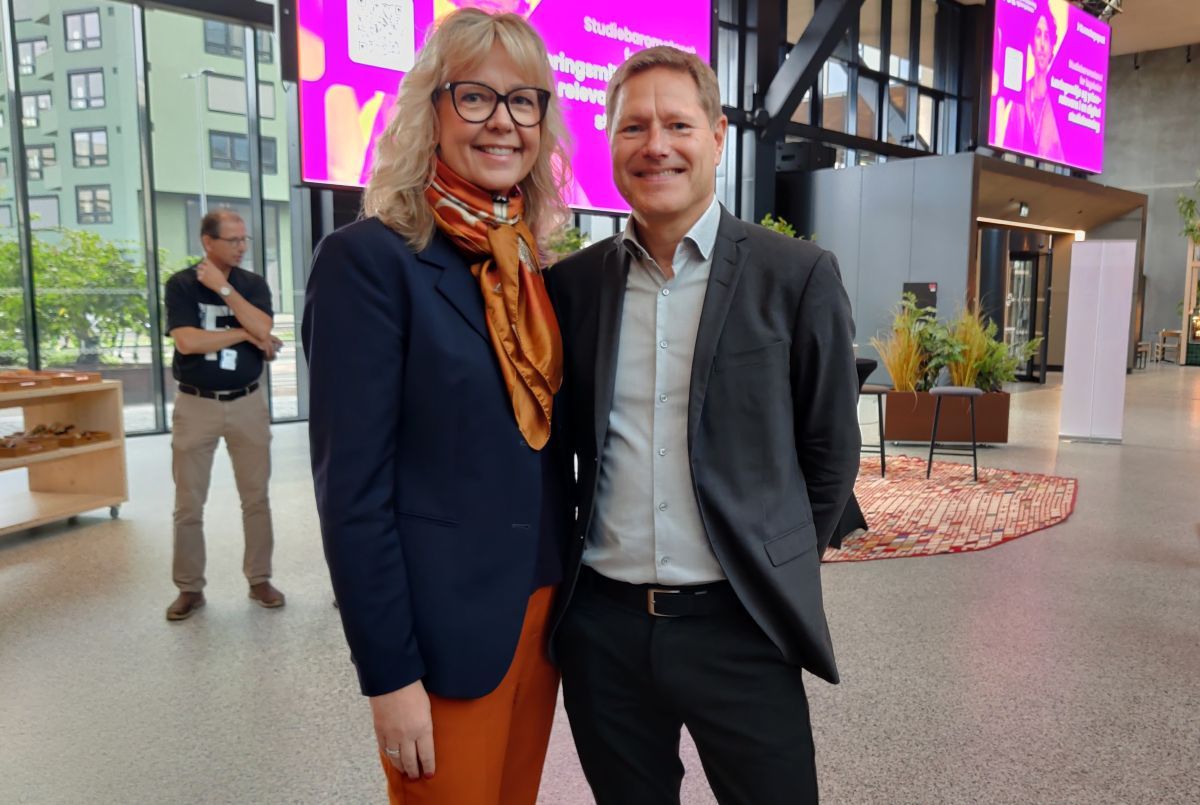 Forsknings- og høyere utdanningsminister Eileen Fugelsnes sammen med Sveinung Skule, direktør i HK-dir