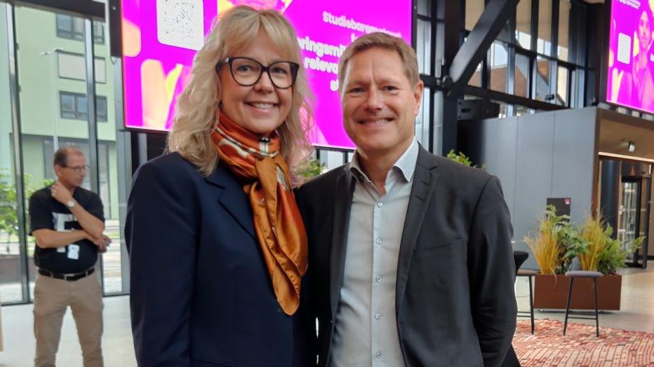 Sveinung Skule sammen med forsknings- og høyere utdanningsminister Eileen Fugelsnes.