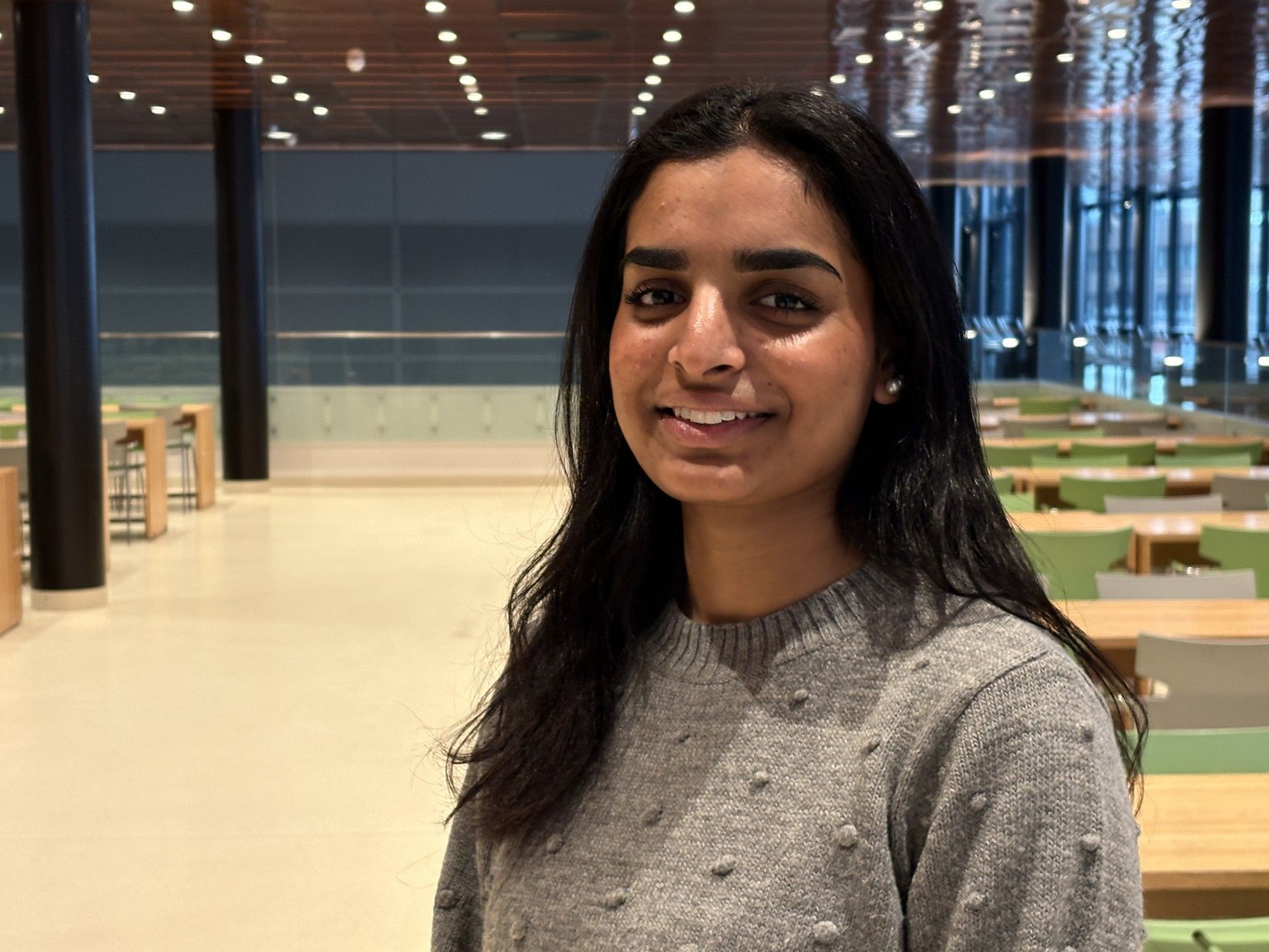 Ung jente som ser mot kamera