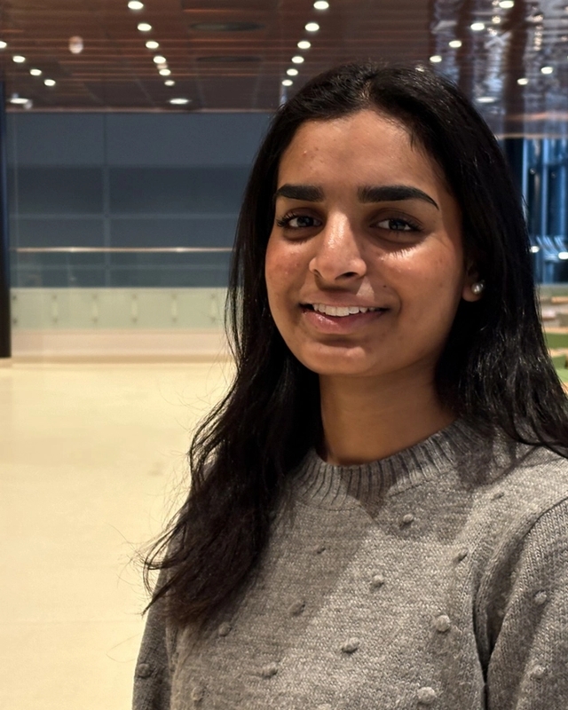 Ung jente som ser mot kamera