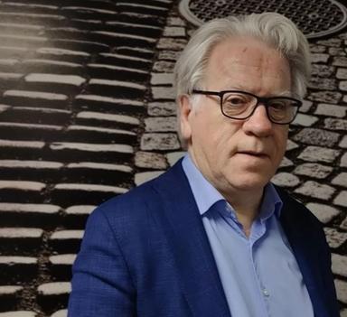 Mann med briller, ser mot kamera.