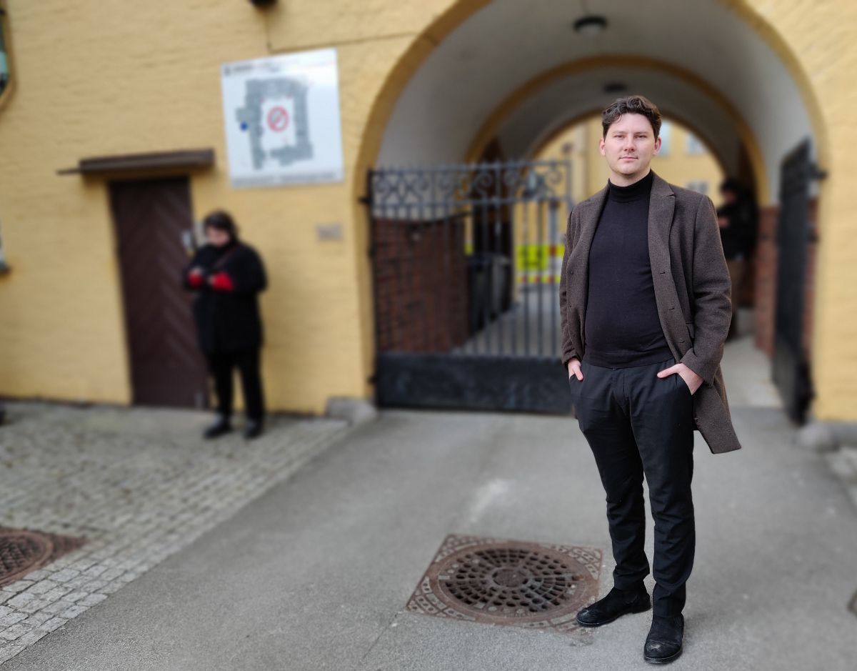 Fillip Rønning Jakobsen utenfor Det humanistiske fakultet i Bergen.