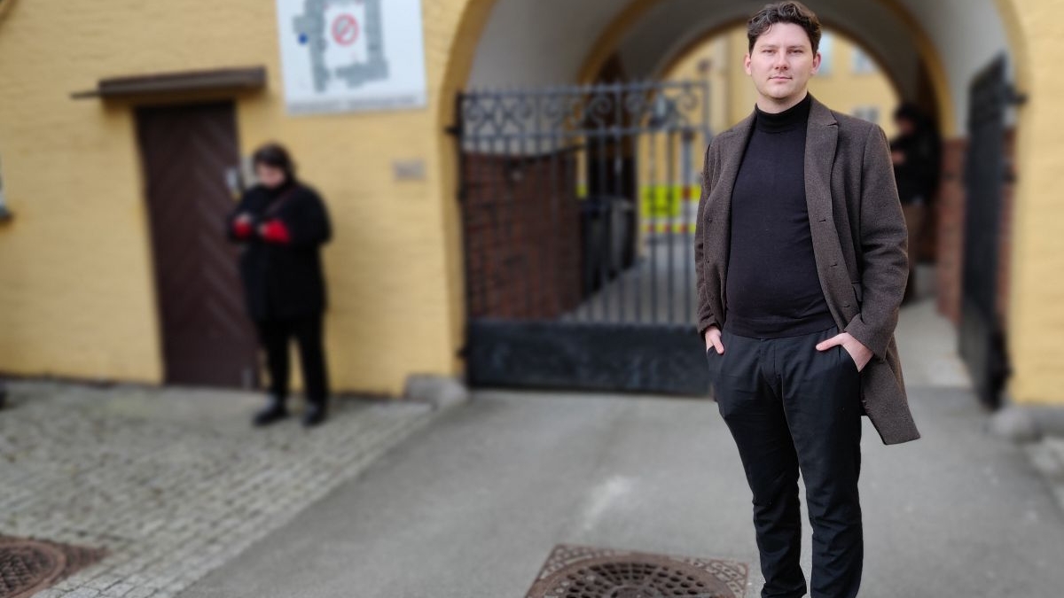 Fillip Rønning Jakobsen utenfor Det humanistiske fakultet i Bergen.