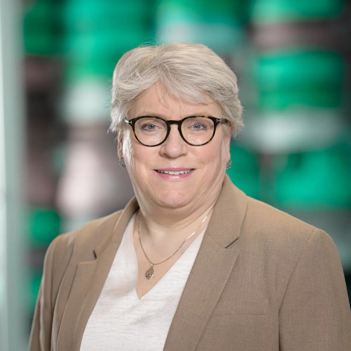 En kvinne i halvprofil med briller. 