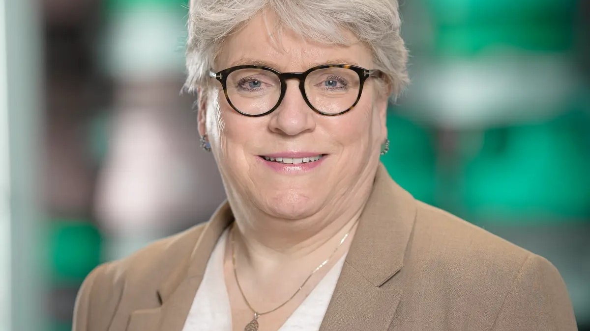 En kvinne i halvprofil med briller.