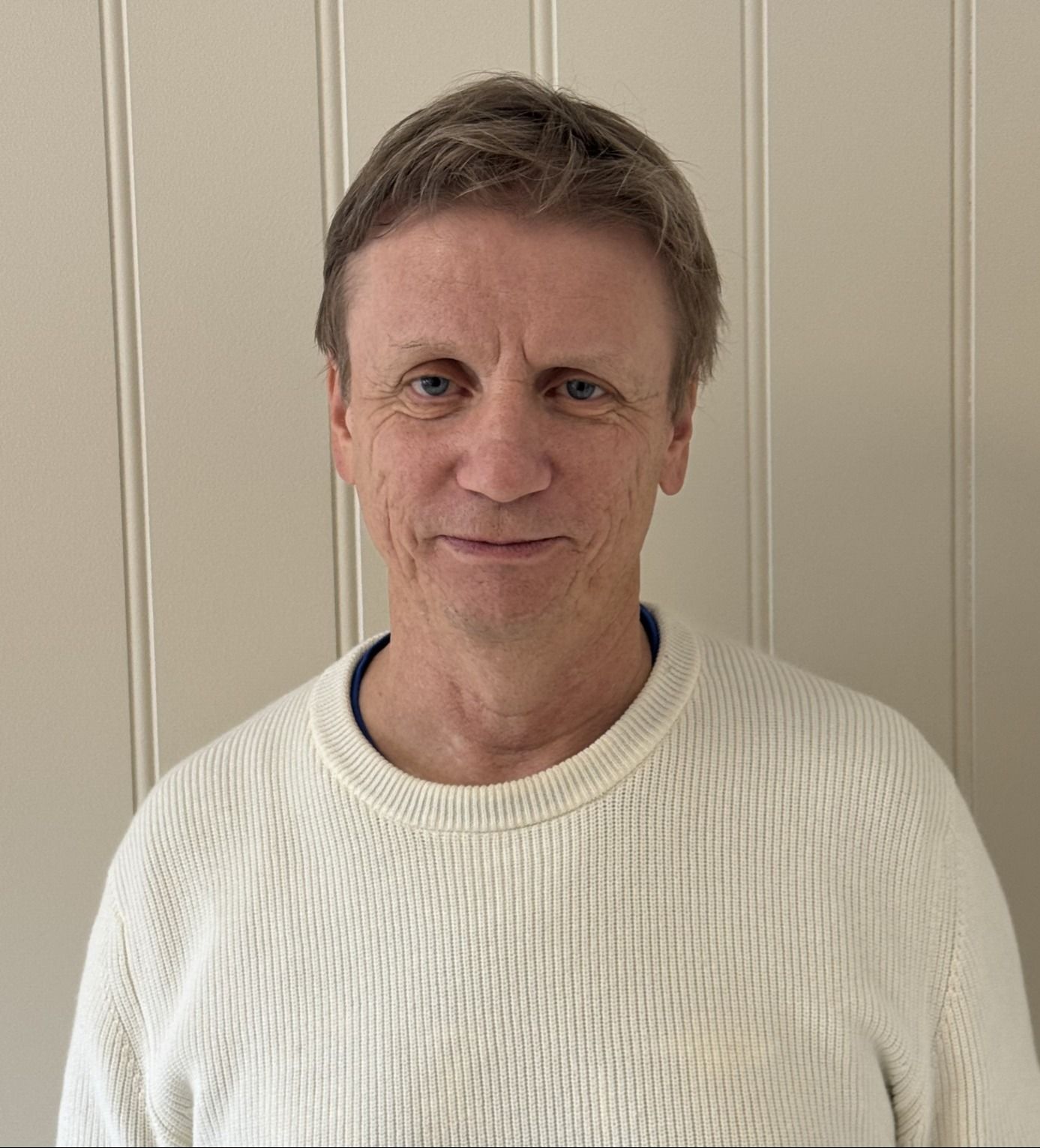 Mann som ser mot kamera