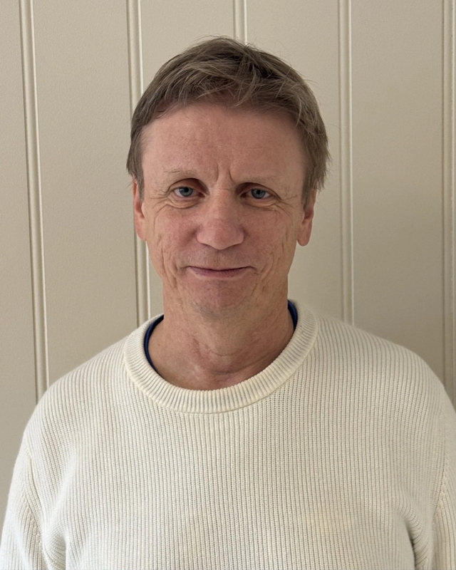 Mann som ser mot kamera