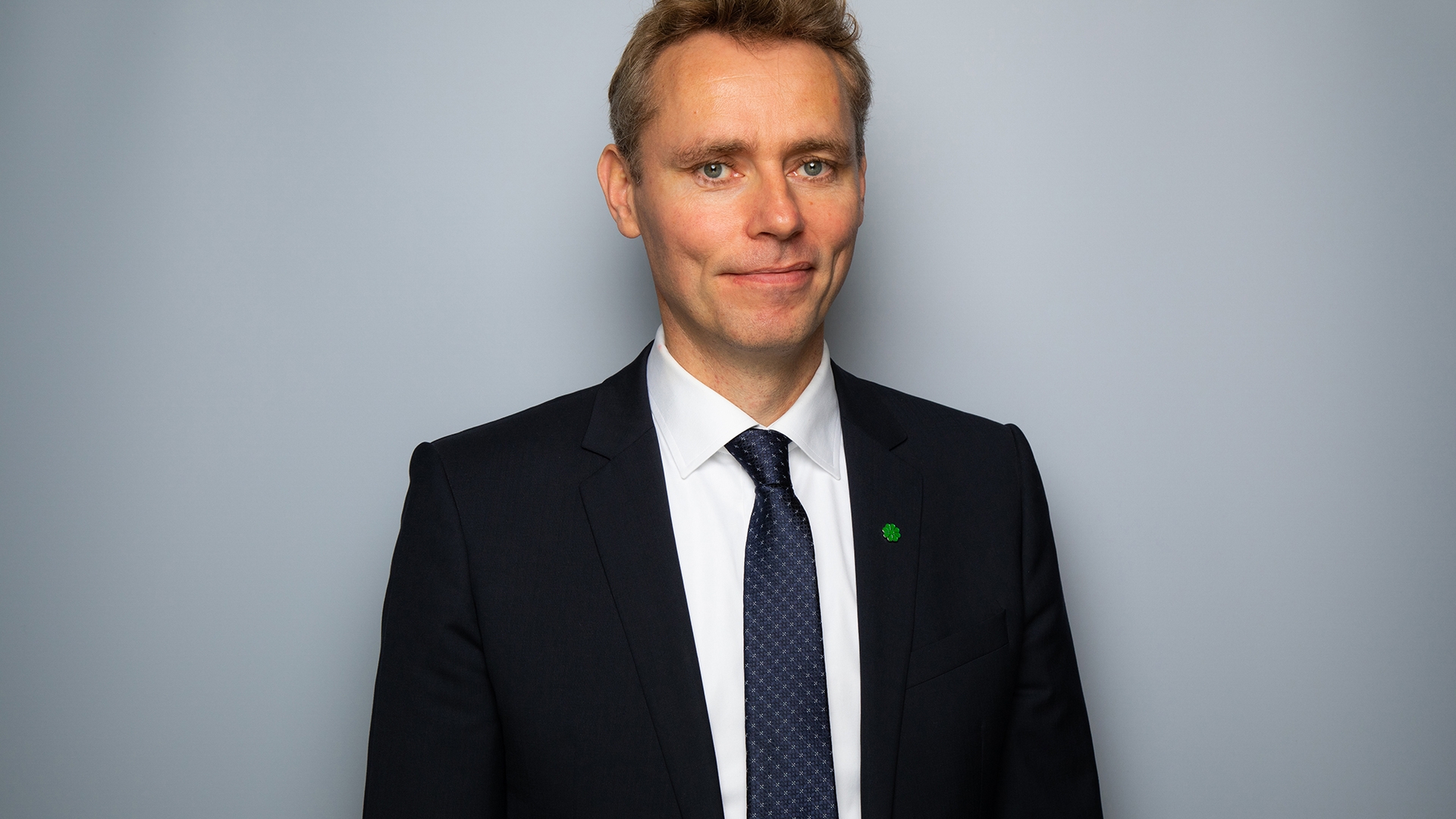 Forsknings- og høyere utdanningsminister Ola Borten Moe smiler mot kamera