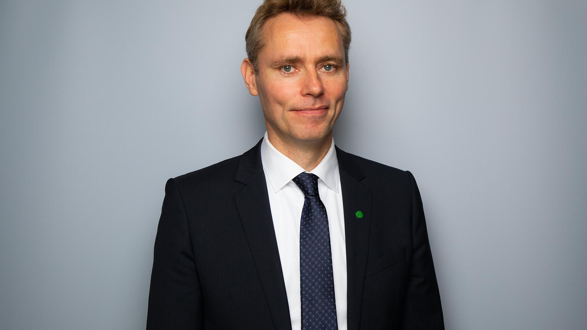 Forsknings- og høyere utdanningsminister Ola Borten Moe smiler mot kamera