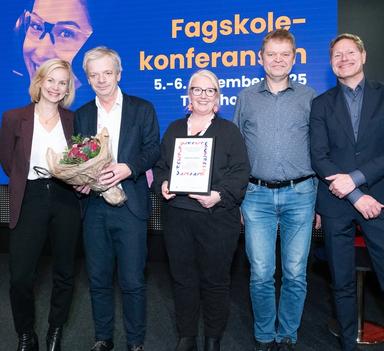Sveinung Skule og Sigrun Aasland sammen med glade representanter, som holder diplom og blomster, fra Fagskulen Vestland på scenen under Fagskolekonferansen 2025.