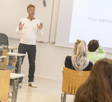 Lars Richard Bache underviser studenter