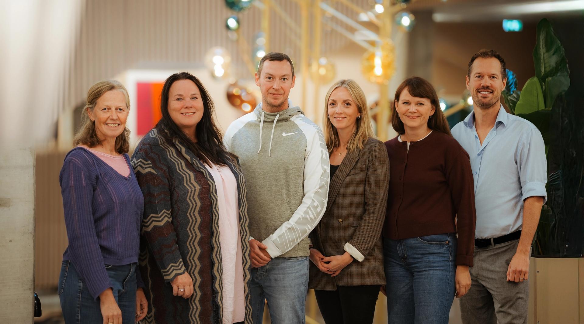 En gruppe mennesker som ser mot kamera