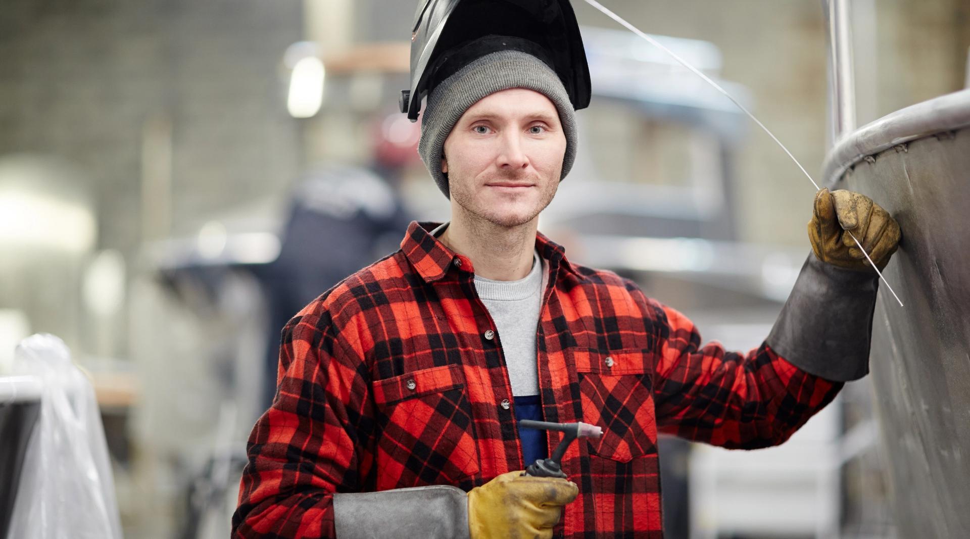 Ung, mannlig industriarbeider