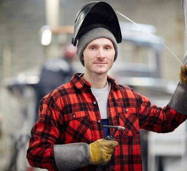 Ung, mannlig industriarbeider