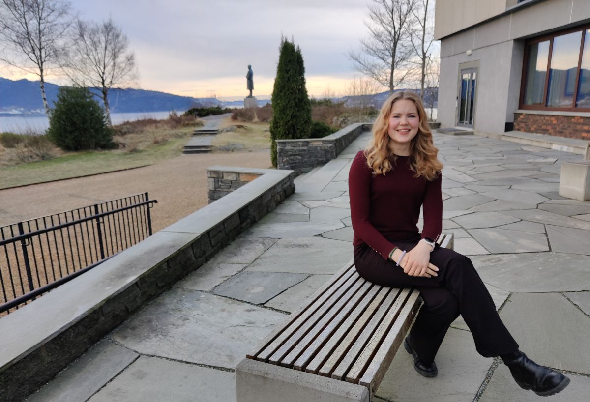 Student Johanne-Marie Haanes sittende utenfor NHH