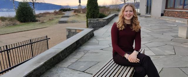 Student Johanne-Marie Haanes sittende utenfor NHH