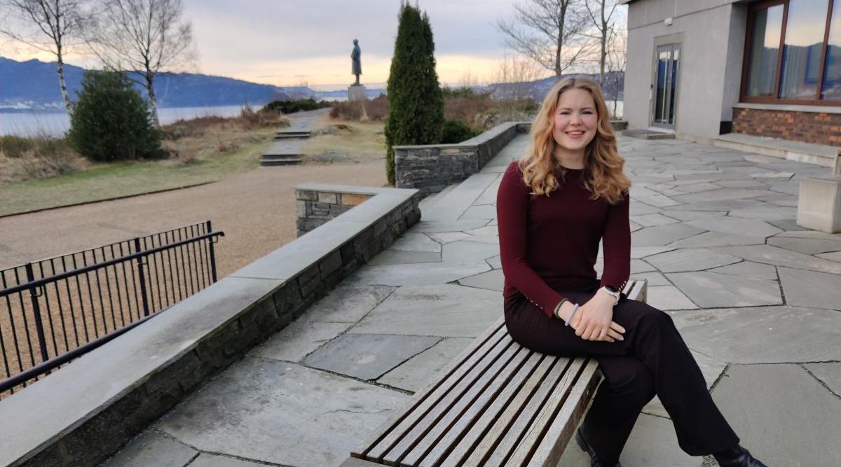 Student Johanne-Marie Haanes sittende utenfor NHH