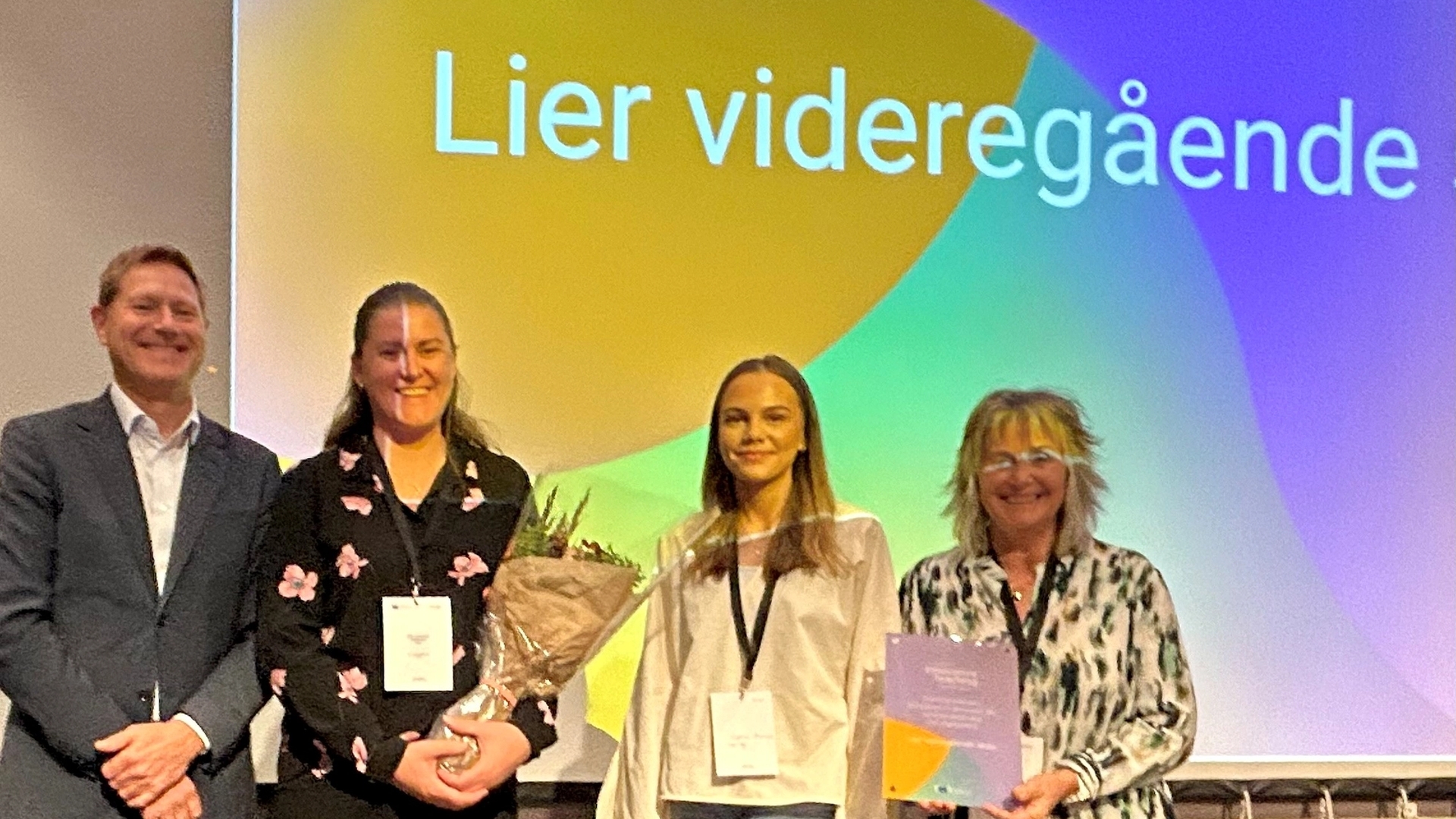 Fire personer på en scene.