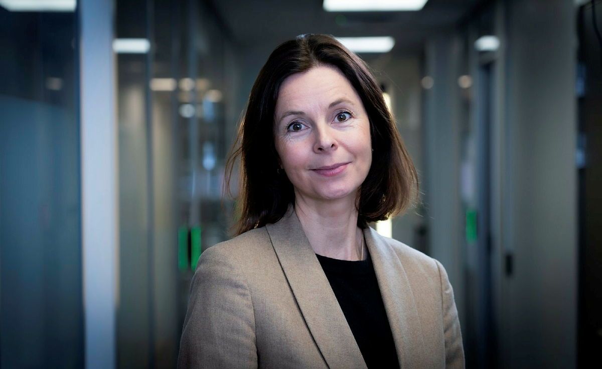 Portrett av Kristine Offerdal i HK-dir. Hun står i en korridor og ser mot kamera.