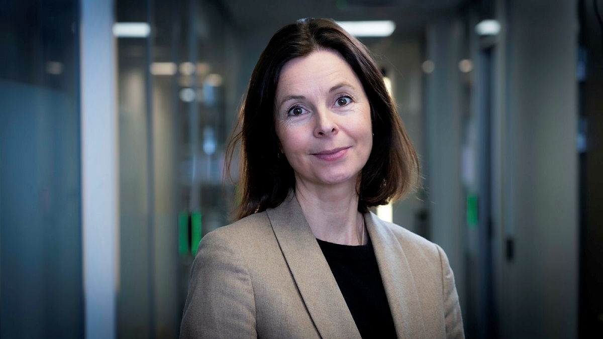 Portrett av Kristine Offerdal i HK-dir. Hun står i en korridor og ser mot kamera.