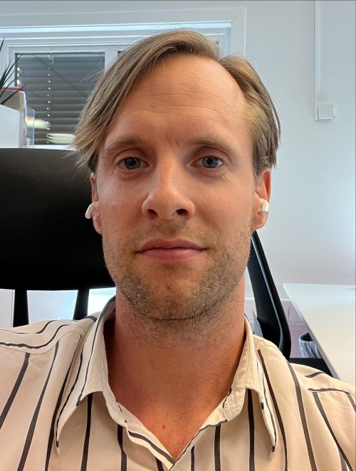 Portrettbilde av mann som ser i kamera