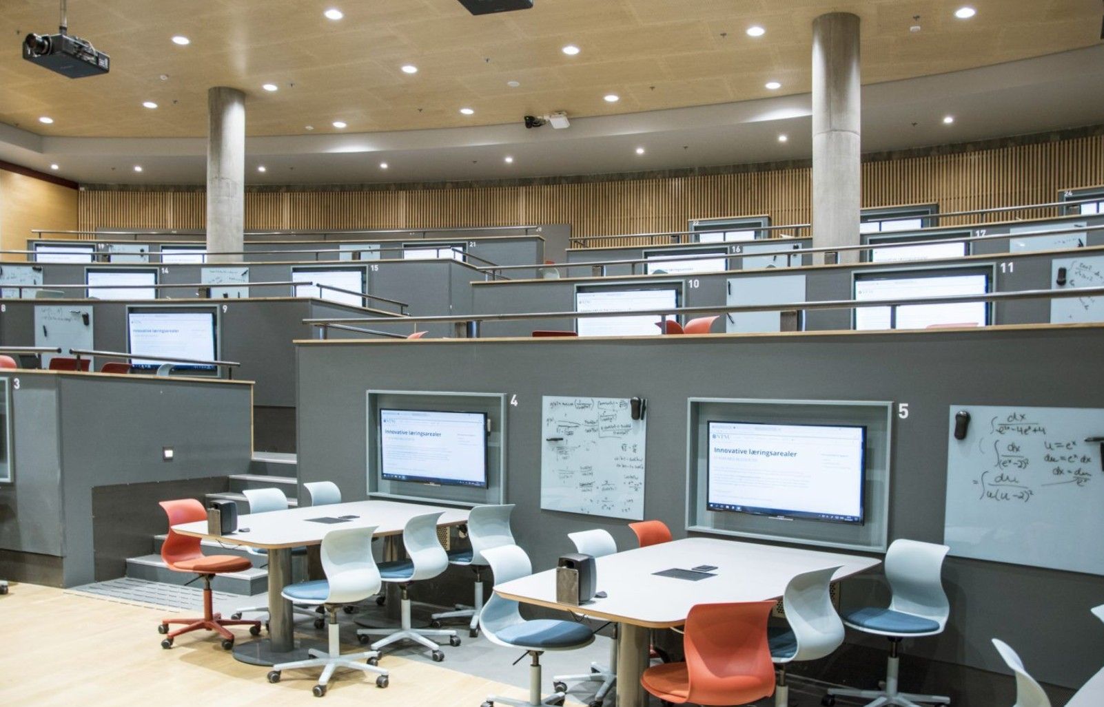 Auditorium R2, sett fra foreleserens perspektiv.