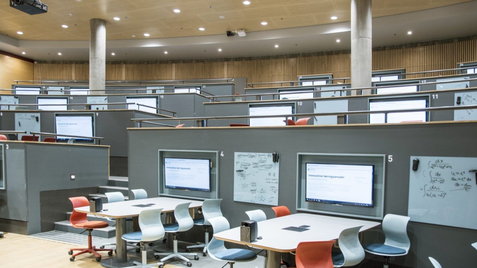 Auditorium R2, sett fra foreleserens perspektiv.