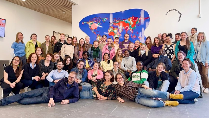 Gruppebilde av en gjeng studenter og lærere.