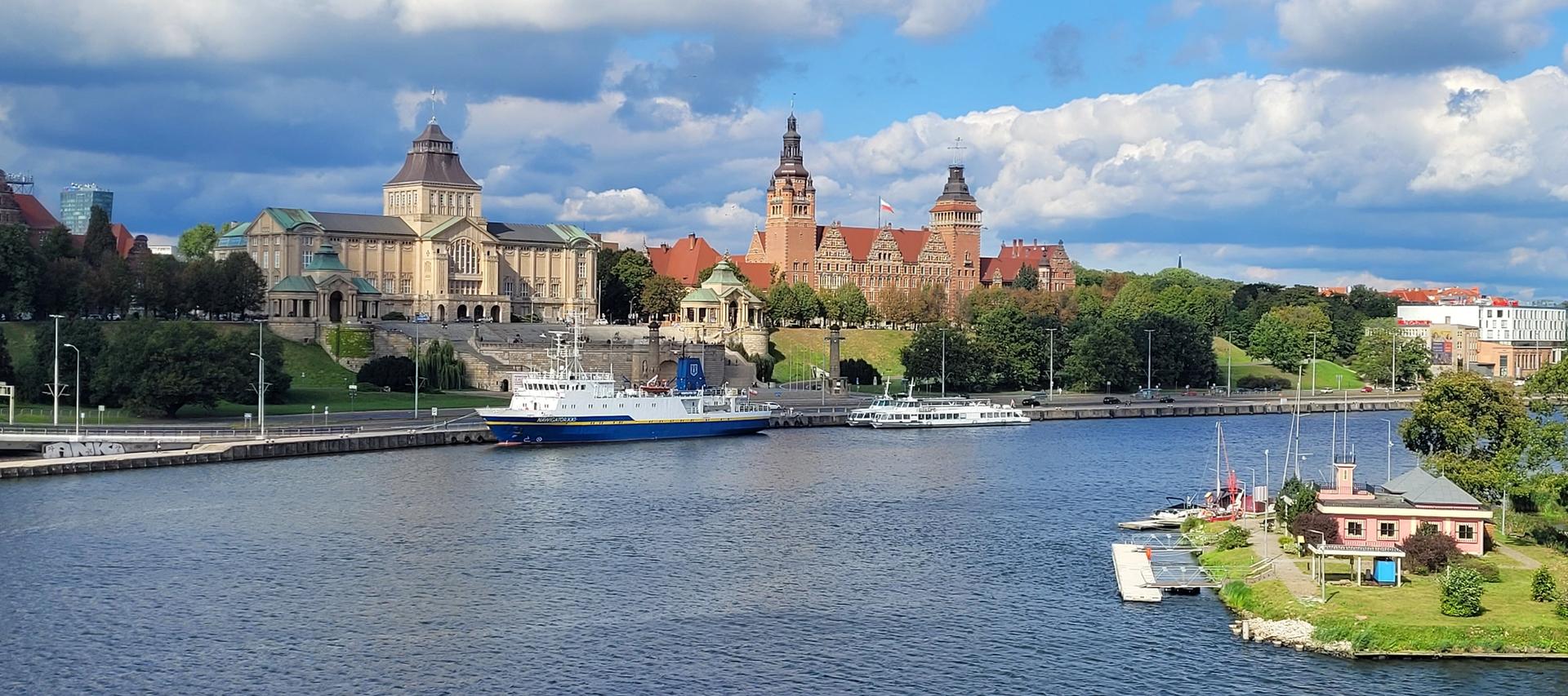 Bilde av elv og gamle bygninger i Szczecin