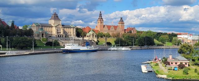 Bilde av elv og gamle bygninger i Szczecin