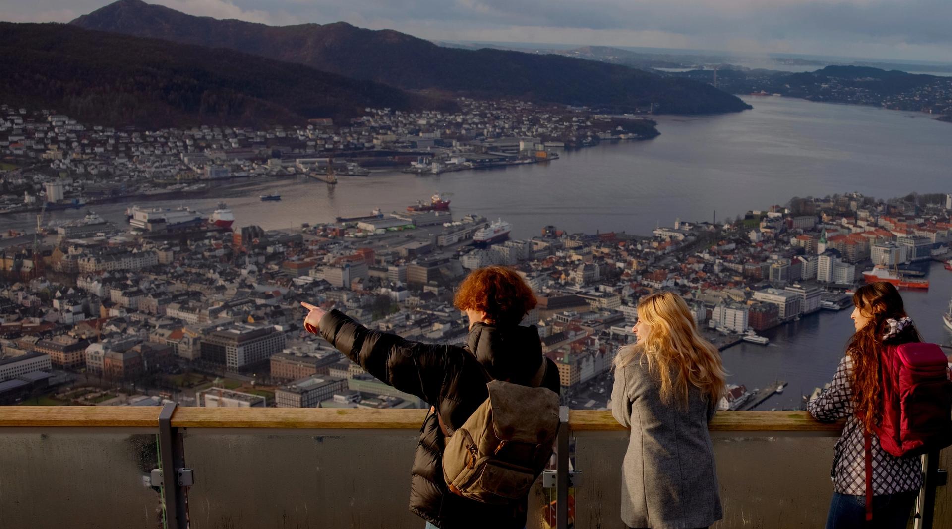 Tre studenter som ser utover Bergen