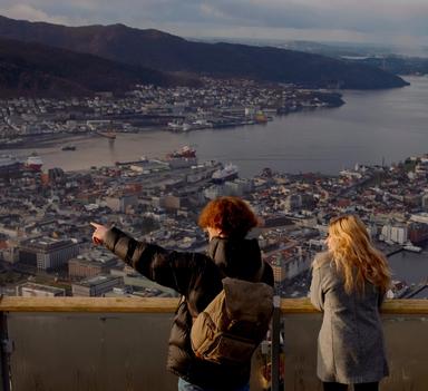 Tre studenter som ser utover Bergen