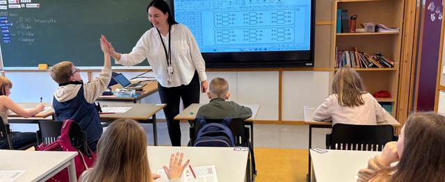 Kvinnelig lærer i klasserom med skoleelever