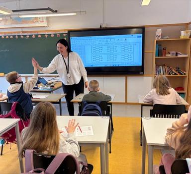 Kvinnelig lærer i klasserom med skoleelever
