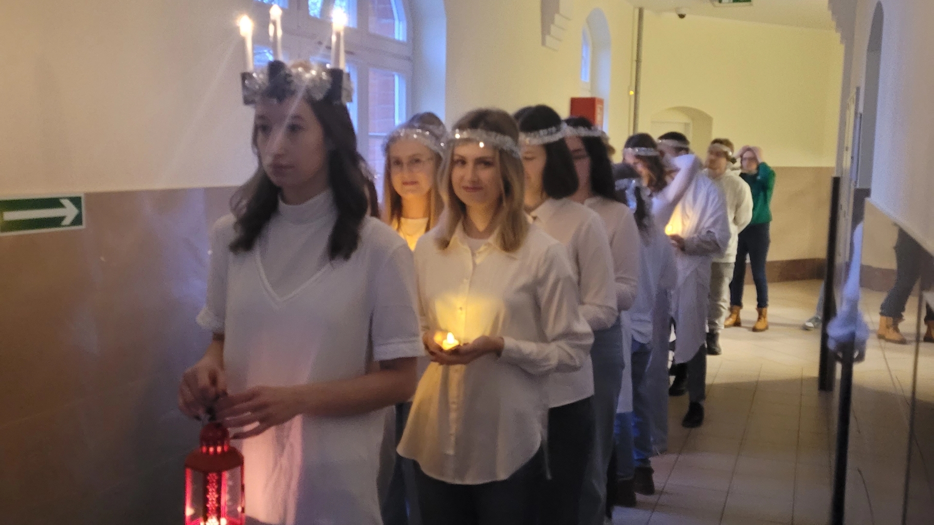 Studenter som går i luciatog på universitetet