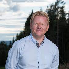 Mann i skjorte i halvprofil.