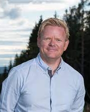 Mann i skjorte i halvprofil.