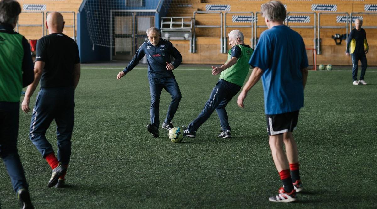 To eldre menn i duell på fotballbanen