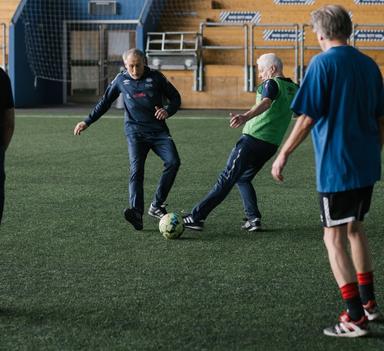 To eldre menn i duell på fotballbanen