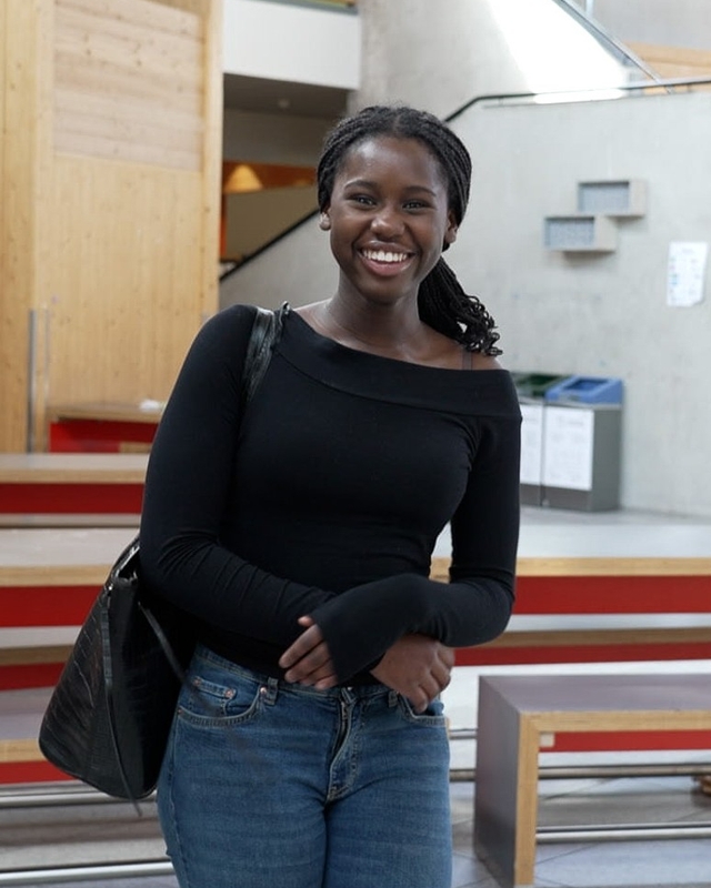 Ung jente som smiler til kamera