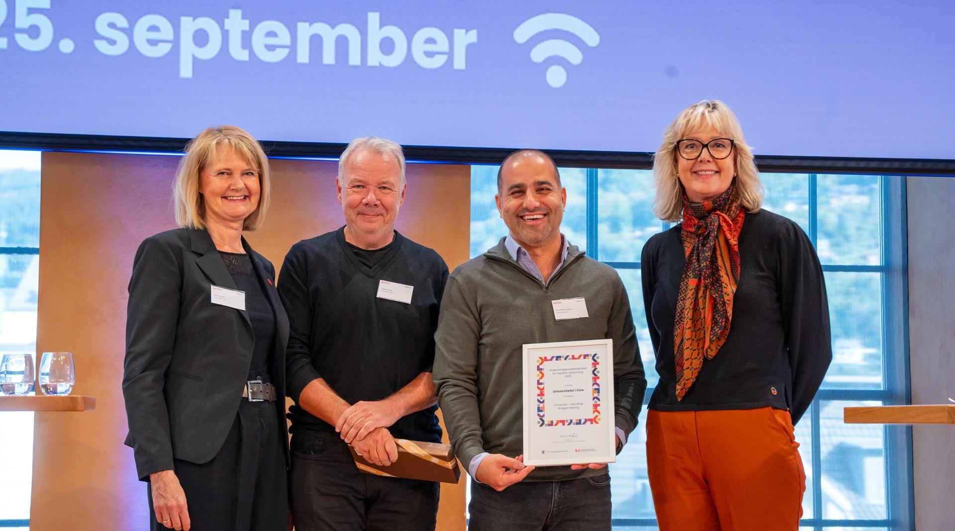 Fire glade mennesker på scenen