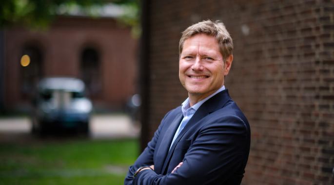 Direktør Sveinung Skule fotografert smilende utendørs.