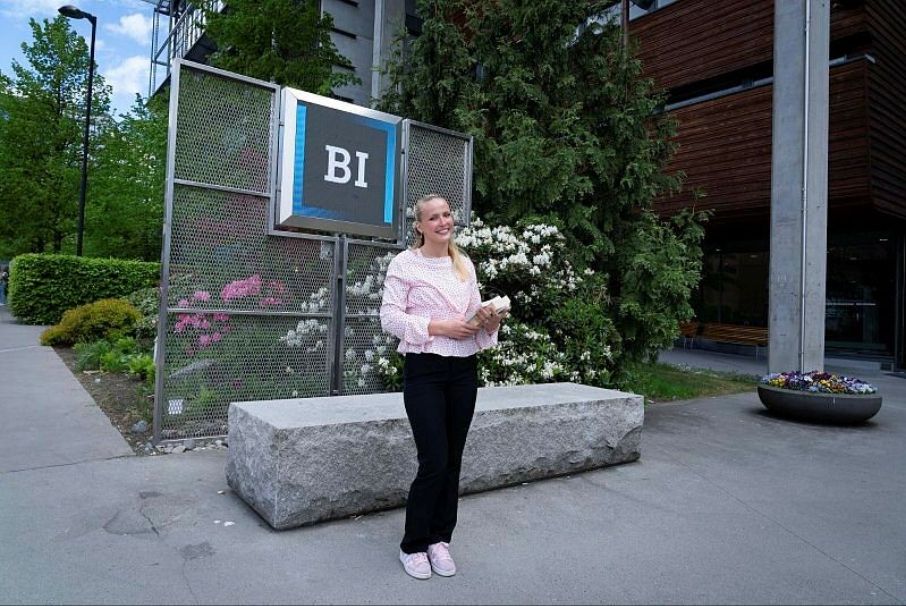 Silje Marie Brynjulfsen står utenfor BI og holder bøker.
