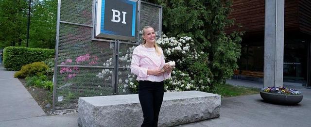 Silje Marie Brynjulfsen står utenfor BI og holder bøker.
