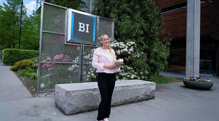 Silje Marie Brynjulfsen står utenfor BI og holder bøker.