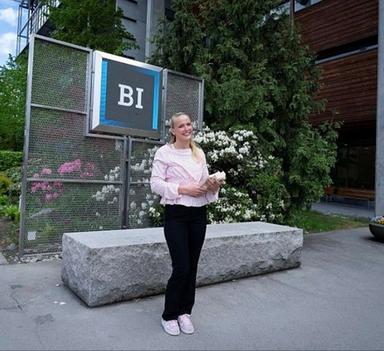 Silje Marie Brynjulfsen står utenfor BI og holder bøker.