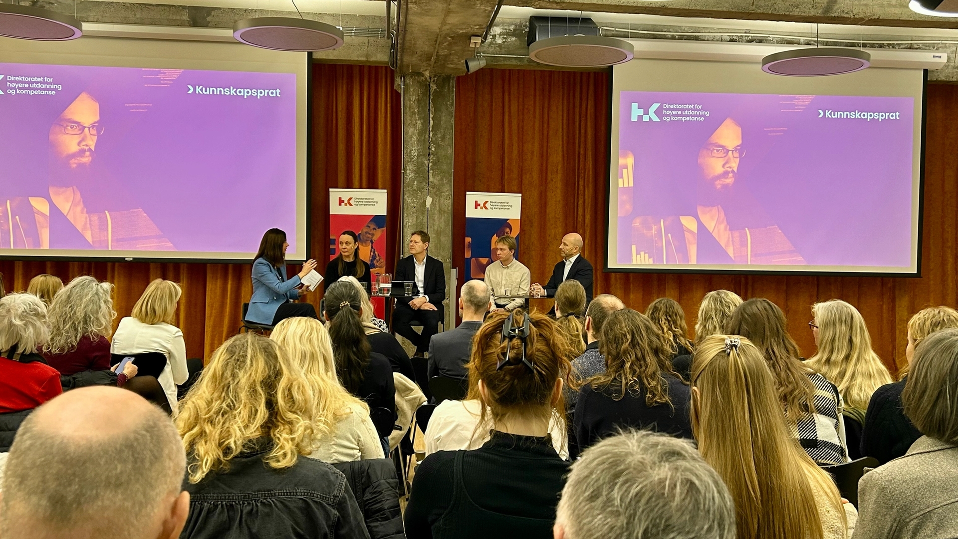 Arrangement med fem på scenen