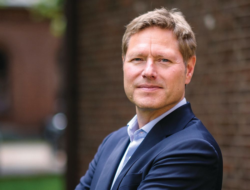Mann ser mot kamera