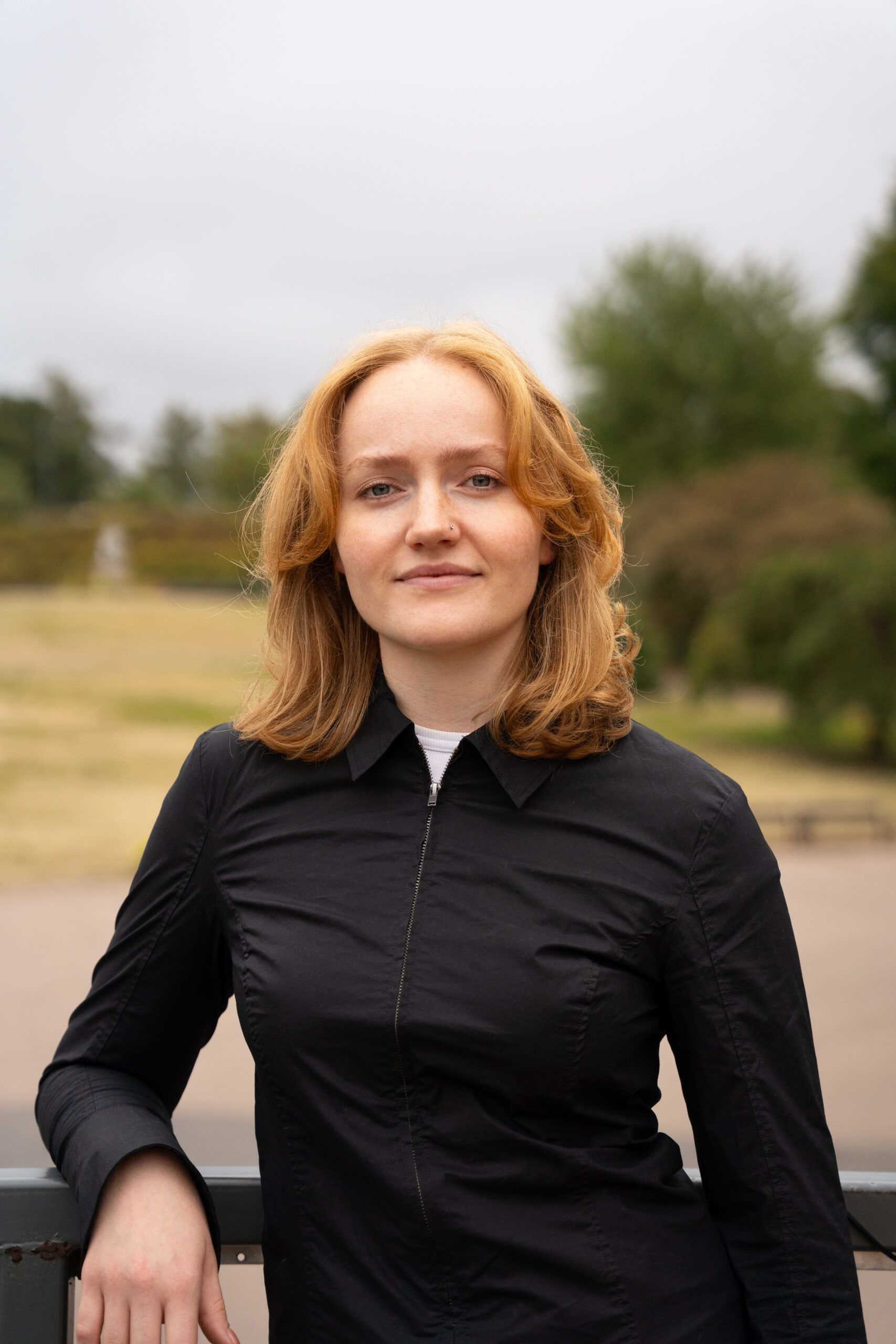 Kvinne som ser mot kamera